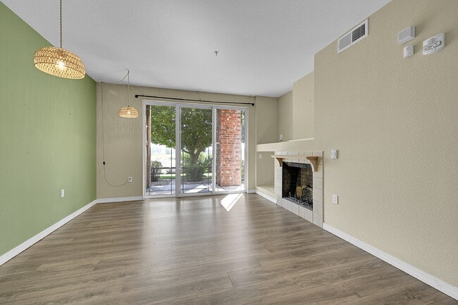 Building Photo - $1,895.00 - 2 Bedrooms, 1 Bathroom, Condo ...