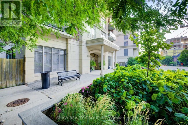 Photo du bâtiment - 4196-4196 Dundas St W