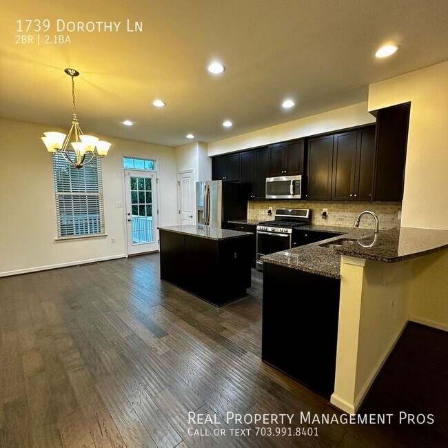 Building Photo - End Unit Townhome with 1 Car Garage!