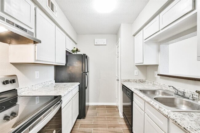 Building Photo - 8100 Creekbend Dr