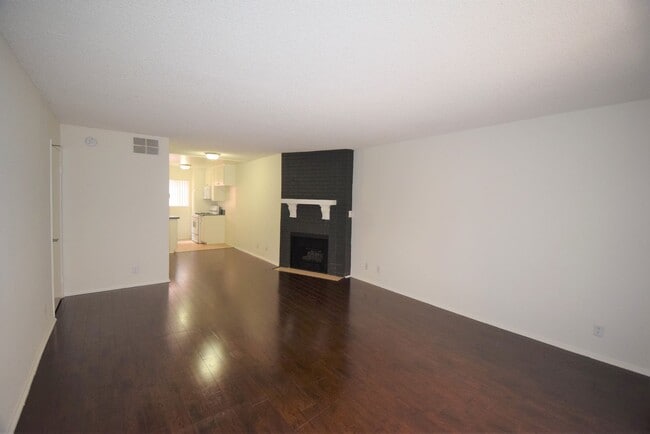 Building Photo - 11045 La Maida St