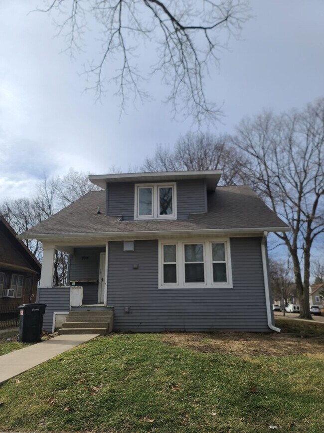 Building Photo - 709 N Busey Ave