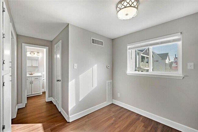 Foto del edificio - 1016 E 7th St