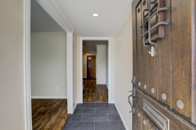 Building Photo - 4922 Poinciana Dr