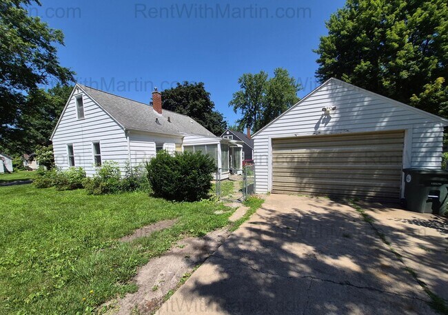 Foto del edificio - FOR RENT-925 Hammond Ave- Pets Ok*