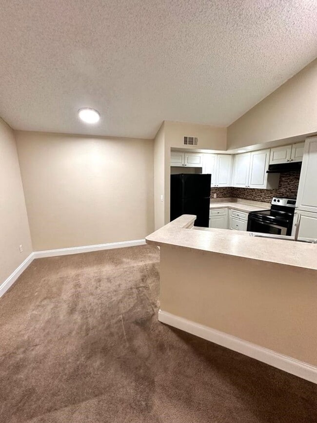 Building Photo - V425