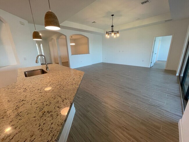 Foto del edificio - ANNUAL RENTAL - 4 BED / 2 BATH / 3 CAR GAR...