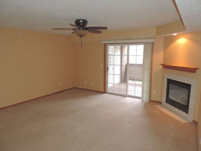 Building Photo - $1,450 | 2 Bedroom, 2 Bathroom Condo | Pet...