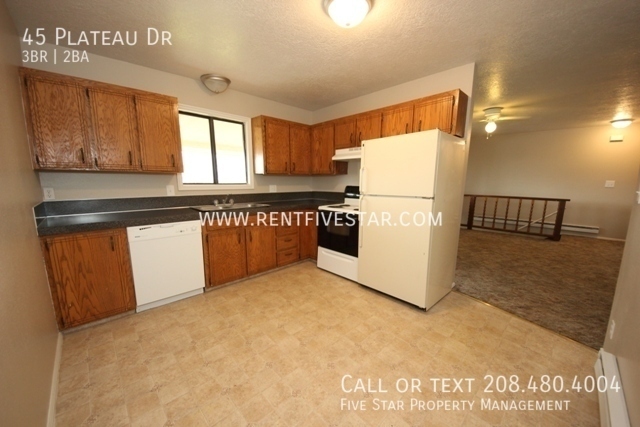 Building Photo - 3 Bedroom Home Available with a Garage and...