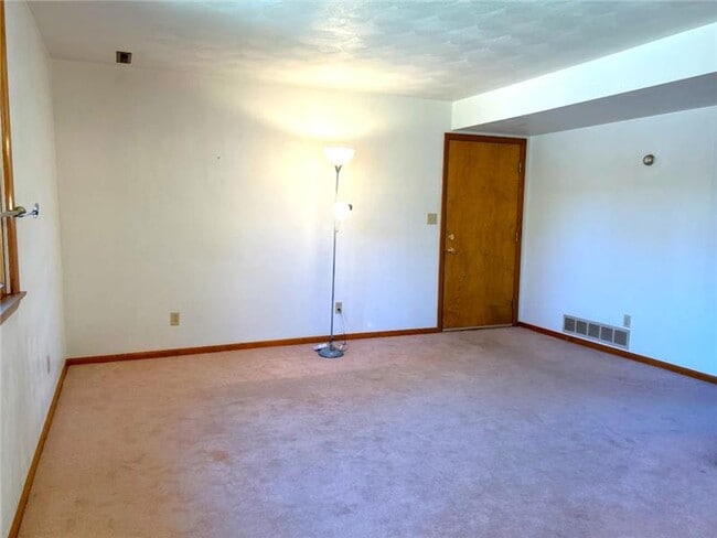 Building Photo - 120 Luanne Dr