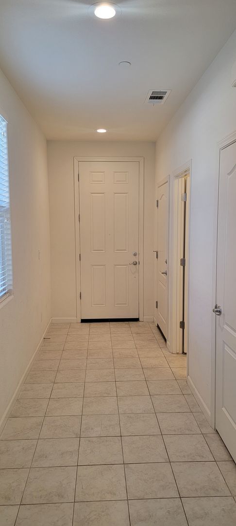 Building Photo - Great 3 bedroom 2.5 Bath Home with Loft