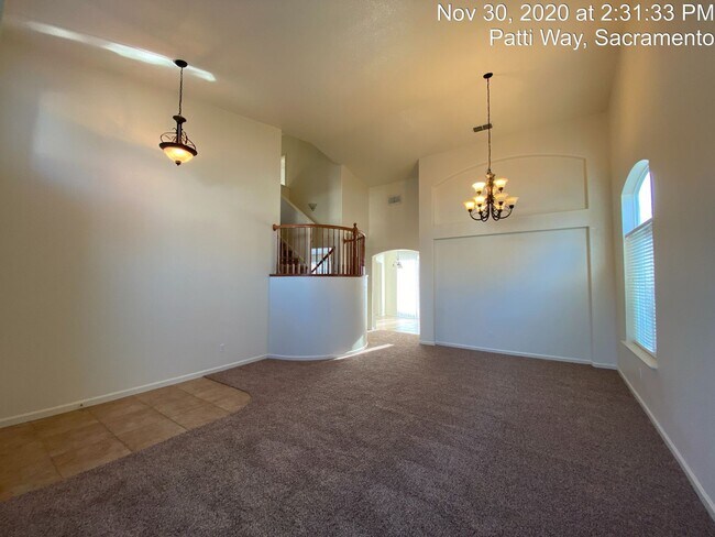 Foto del edificio - Amazing Layout in This Spacious Two Story ...