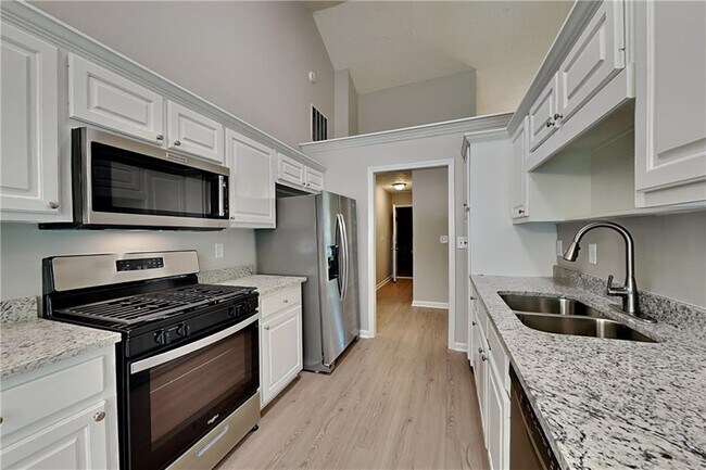 Foto del edificio - 638 Castlebrooke Way SE