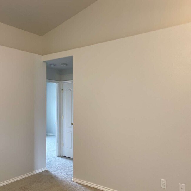 Building Photo - Great Nampa Home with Huge Backyard!