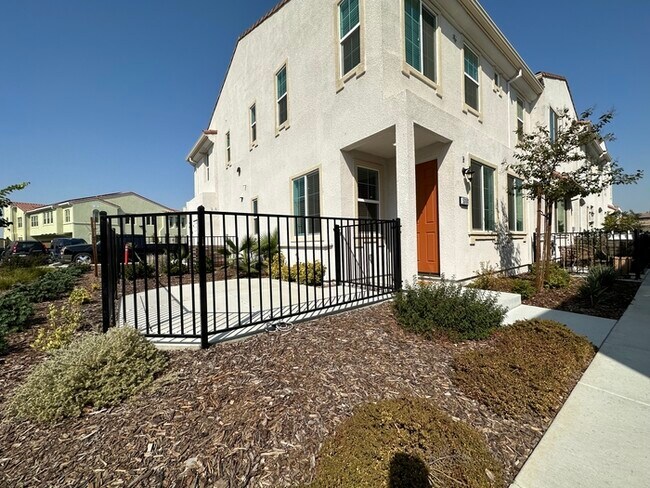Foto del edificio - Gorgeous 3 Bedroom 2.5 Bathrooms