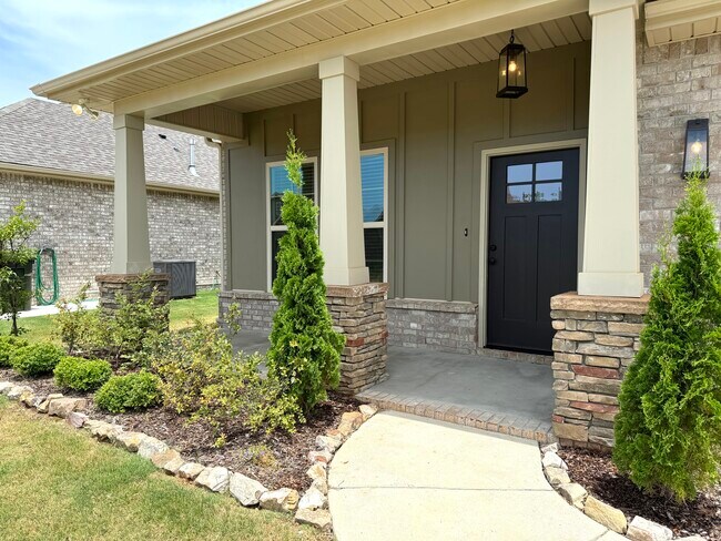 Building Photo - 12692 Juniors Dr