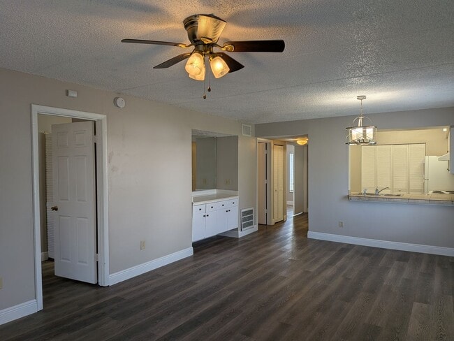 Building Photo - First Floor 2/2 Condo at Pine Shadows in O...