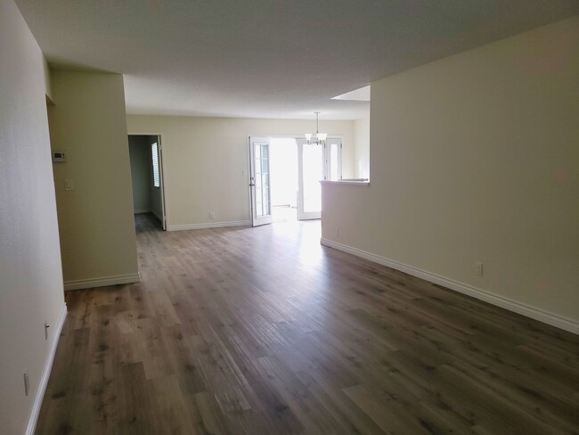Building Photo - RPV Condo For LEASE | Strathmore Complex |...