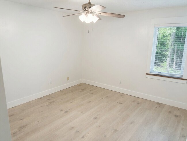Building Photo - 1123 White Oak Dr