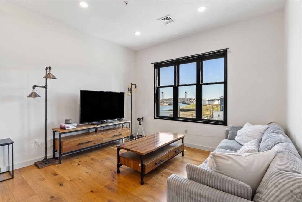 Foto principal - 211 Condor St