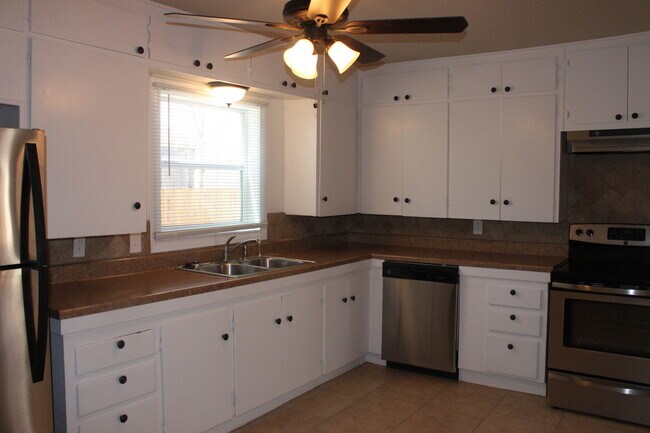 Building Photo - PRE -LEASING FOR AUGUST ! 4 Bedroom/2 bath House 1.5 Miles from Texas Tech
