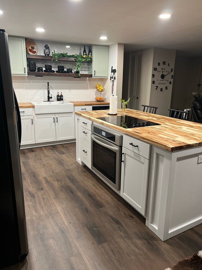 Oven - 4130 Bronze Leaf Ct