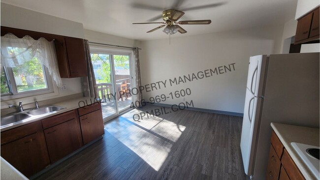 Building Photo - Spacious 3BD/2BA Duplex with Garage in Prime West End Location!