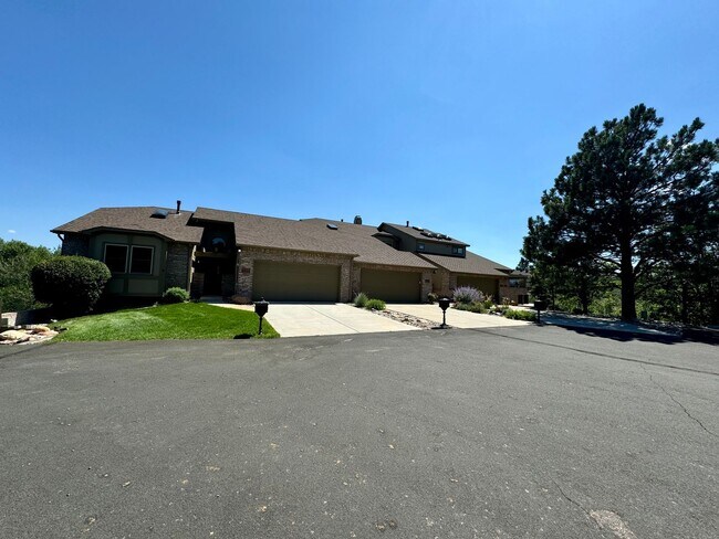 Foto del edificio - Well Maintained 3 bedroom end unit Townhom...