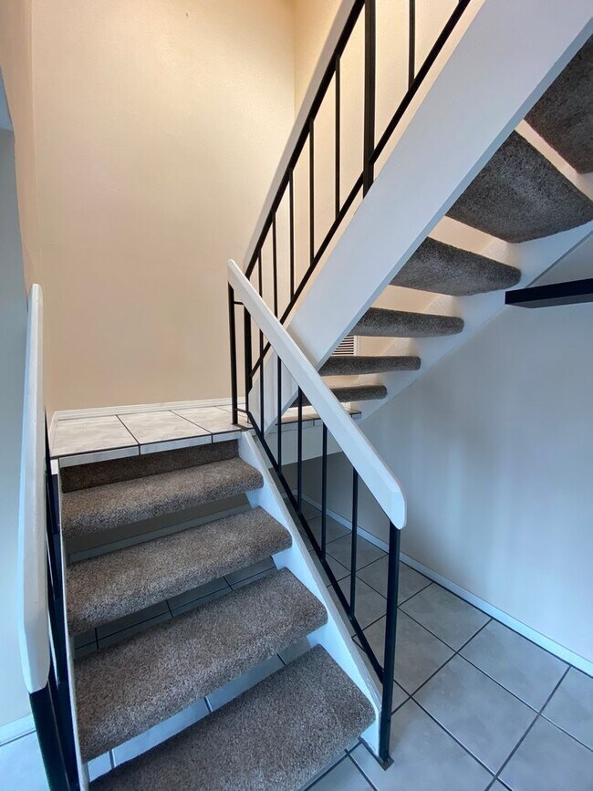 Building Photo - Beautiful 3 bed, 2 bath Townhome close to USD and Mission Valley!