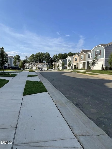 Building Photo - 930 Field Ivy Dr