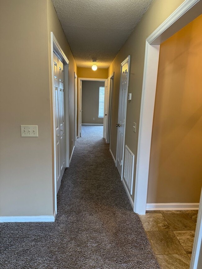 Building Photo - Spacious 2BR unit convenient to Guilford College Rd & Wendover