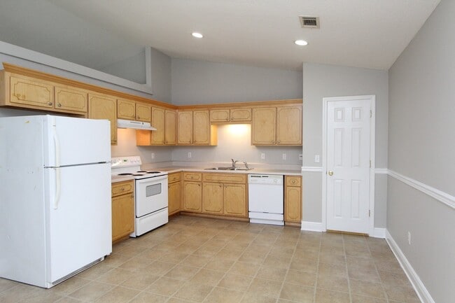 Foto del edificio - 3-Bed, 2-Bath Brick Home with Vaulted Ceilings and 1-Car Garage – Conveniently Located Near Whiti...