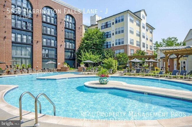 Building Photo - Luxury three bedroom townhome close to EVE...