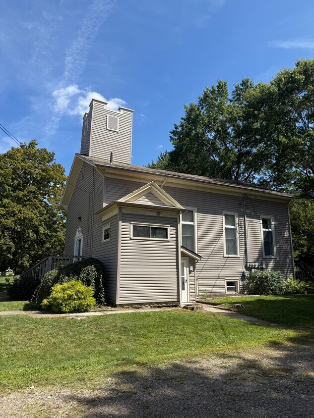 Unidad A con puerta lateral - 5782 Chippewa Rd