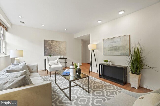 Foto del edificio - 2737 Devonshire Pl NW