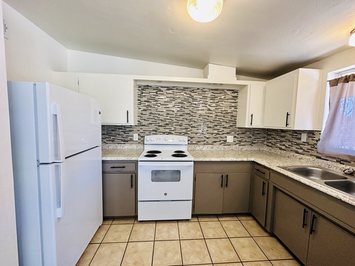 Foto principal - 2bd/1.5 -REMODELED single story with yard