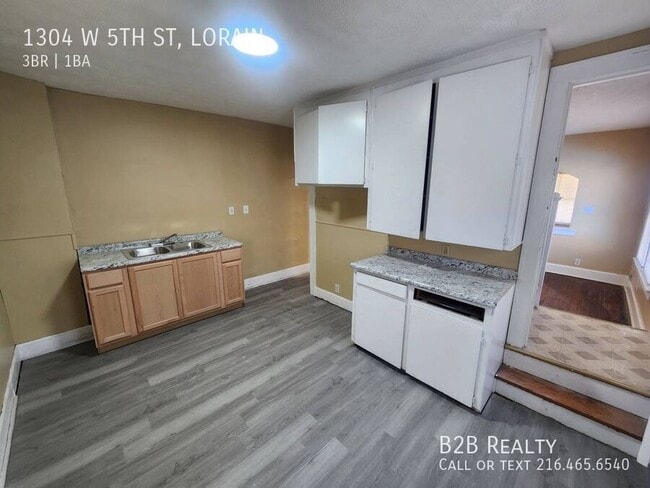 Building Photo - 1304 W 5th St