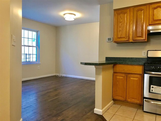 Building Photo - 609 Bramhall Ave
