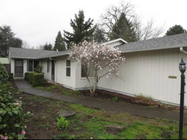 Front of House - 4605 SE 35th Place (front)