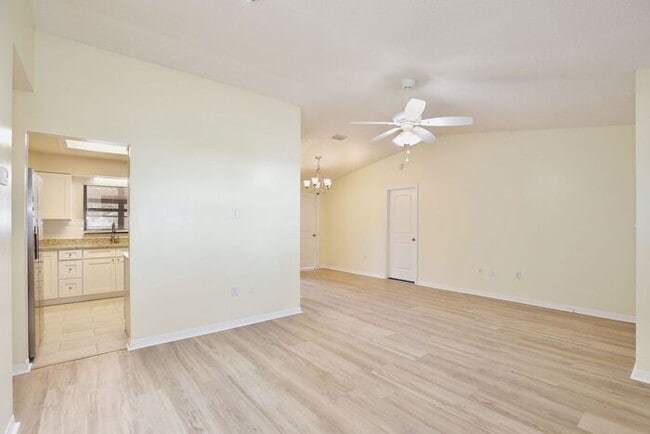 Building Photo - Gorgeous 3/2 Home with a 2 Car Garage Located in Well Maintained Cul-de-sac - Leesburg