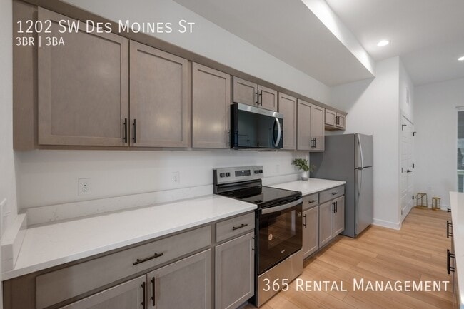 Building Photo - 1202 SW Des Moines St