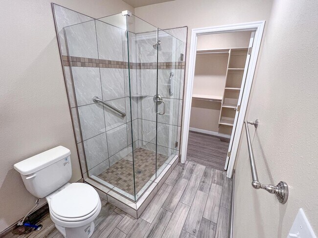 Foto del edificio - S109 Gemstone Properties - studio apartment *utilties included*