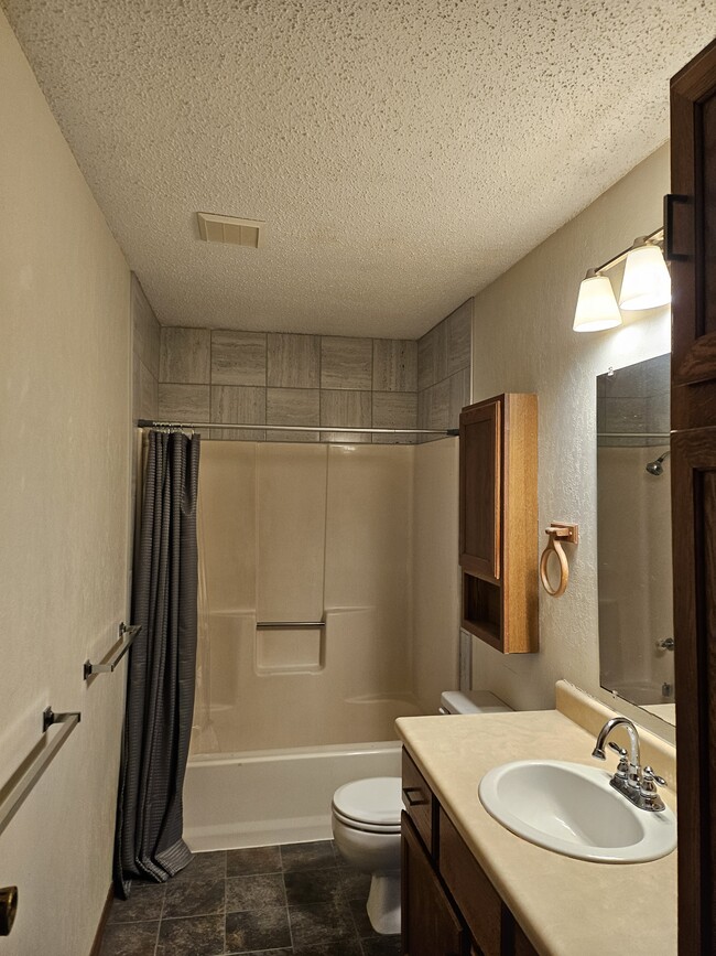 Building Photo - 1006 Emerald Ct