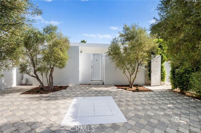 Foto del edificio - 1046 N Hillcrest Rd