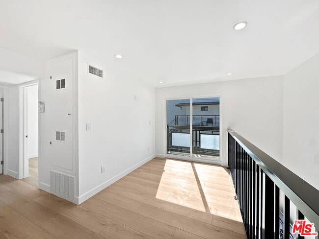 Building Photo - 1522 Burnside Ave