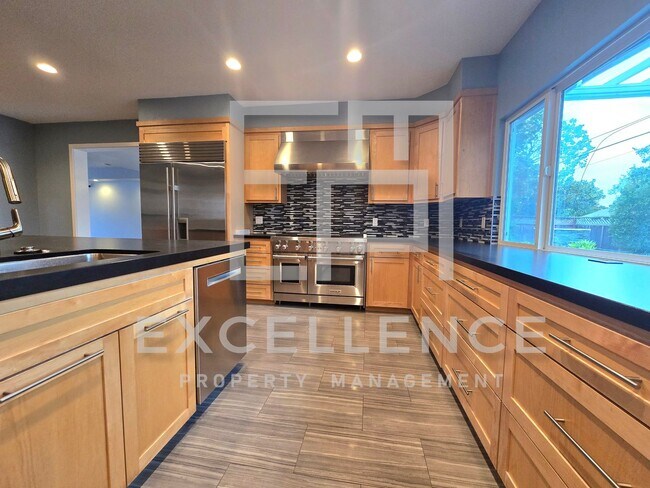 Foto del edificio - 5/3 Home with Built In BBQ & Hot Tub, Sola...