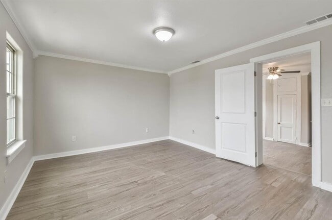 Foto del edificio - 329 E Washington Ave