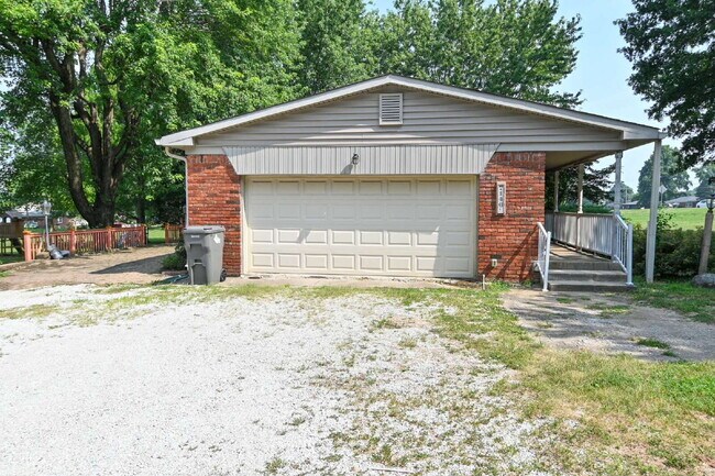 Building Photo - Charming 3-Bedroom Retreat with 2 Full Baths on South Meridian Street – 1516 Sq Ft of Comfort in ...