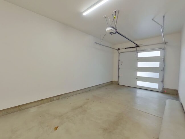 Building Photo - 658 E 16th Ave