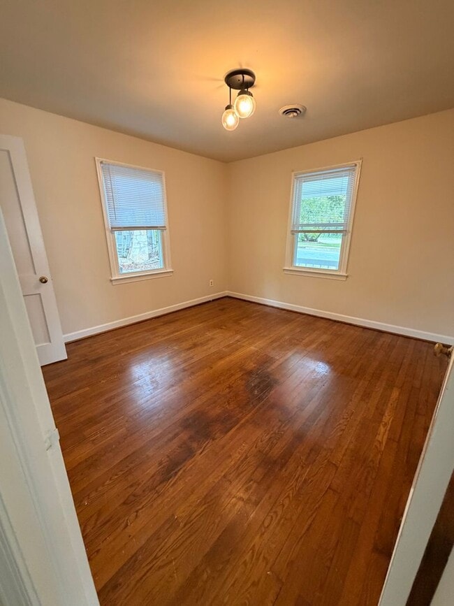 Building Photo - 1602 Fall Hill Ave